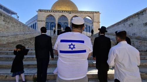 يرتدون اعلام اسرائيل