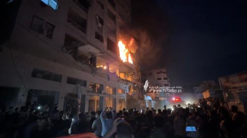 اشتعال النيران في بعمارة سكنية بعد القصف الإسرائيلي (1).jpeg