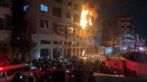 اشتعال النيران في بعمارة سكنية بعد القصف الإسرائيلي (7).jpeg