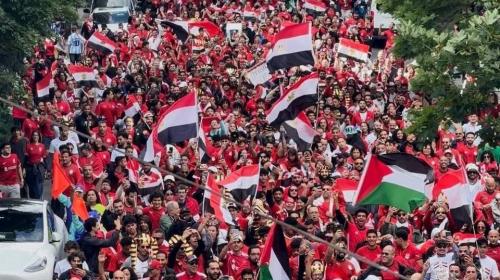 الجماهير المصرية ترفع العلم المصري في احتفالات
