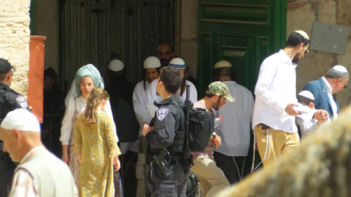 مستوطنون بحماية قوات الاحتلال الاسرائيلي يقتحمون المسجد الاقصى