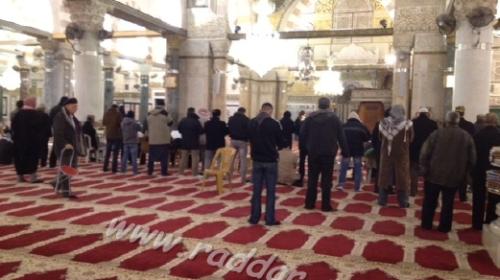 المئات يصلون في المسجد الأقصى