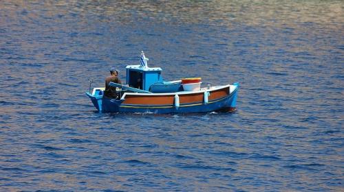 تصادم قارب صيد تركي بسفينة يونانية