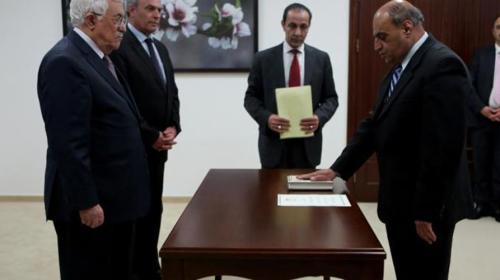 المستشار صرصور لحظة ادائه القسم أمام الرئيس أبو مازن