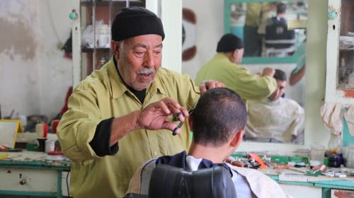 ابو هاني (81 عاماً) يمارس مهنة الحلاقة منذ (63 عاماً)