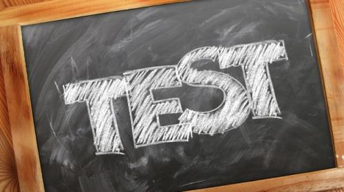 ماذا يجب أن تسأل طفلك عند خروجه من الامتحان؟