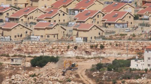 جدار حول قرية الولجة الفلسطينية