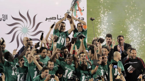 لاعبو فريق الوحدات يتوجون بكأس دوري المناصير للمحترفين أمس