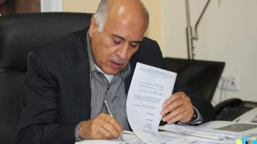 الرجوب خلال توقيعه على مشروع القرار