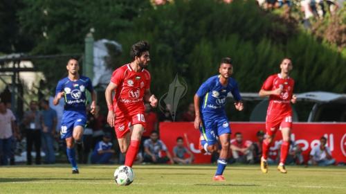 لاعبي أهلي الخليل في مباراة بالدوري الفلسطيني
