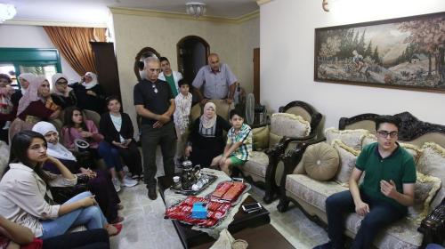 جانب من فرحة عائلة الطالب حمدان