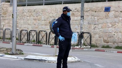 حواجز للامن الفلسطيني تفصل بين القرى والمخيمات وبين المدن في محافظة بيت لحم لمنع انتشار فيروس كورونا. (11)