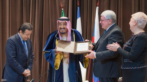 الملك سلمان يتسلم شهادة الدكتوراة الفخرية