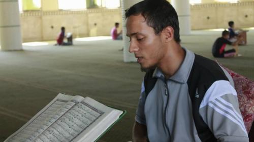 خلال تسميعه للقرأن في أحد مساجد رفح