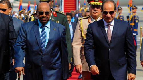 الرئيسان المصري عبد الفتاح السيسي والسوداني عمر البشير
