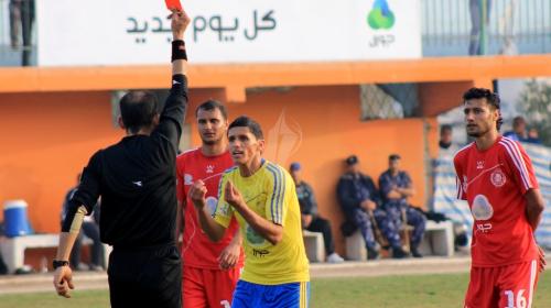 حكم يرفع الكرت الأحمر في احد لقاءات الدوري الممتاز