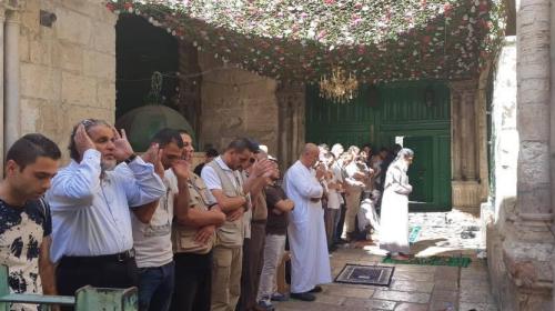 صلاة قبالة باب الأسباط
