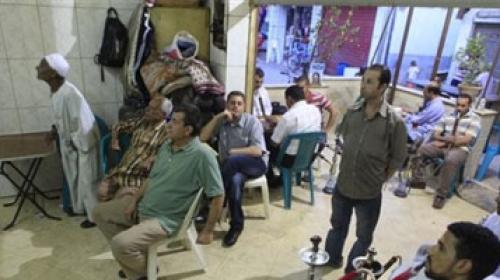 العاطلين يزاحمون الأرصفة والاستراحات