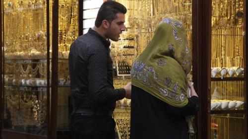 عراقيان يقفان أمام محل لبيع المجوهرات في أربيل في 16 آذار الحالي (رويترز)