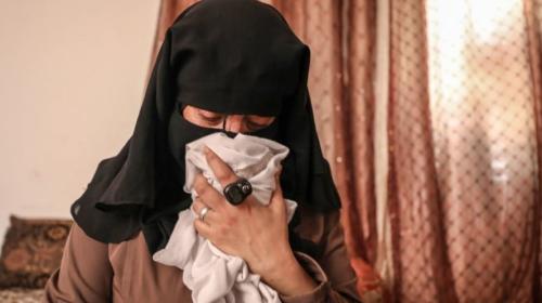 والدة الشهيد وصال الشيخ خليل وهي تشتم ملابس ابنتها
