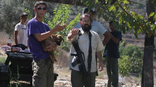 مستوطنون يحتجزون 5 فلسطينين