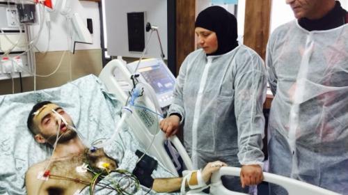 جعفر عوض ووالديه قبيل استشهاده