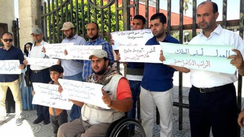 موظفون في حكومة غزة يتظاهرون امام المجلس التشريعي