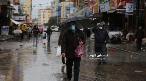 كيف يقضي الغزيون أوقاتهم في ظل المنخفض الجوي وفيروس كورونا