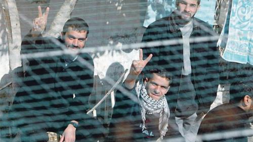 الأسرى-الفلسطينيون-في-السجون-الإسرائ-1470307004