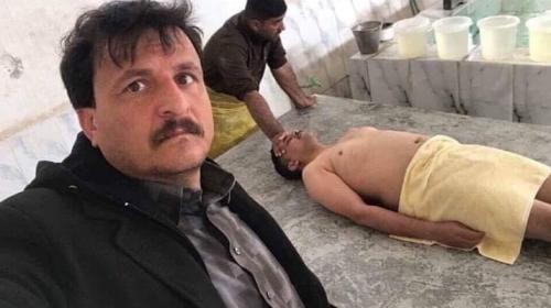 صورة سيلفي التقطها حفار قبور شهير مع ميّت أثارت ضجة كبيرة في العراق