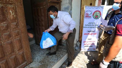 بلدية دير البلح ولجنة الزكاة تزوران بيوت المحجورين وتوزعان مواد غذائية