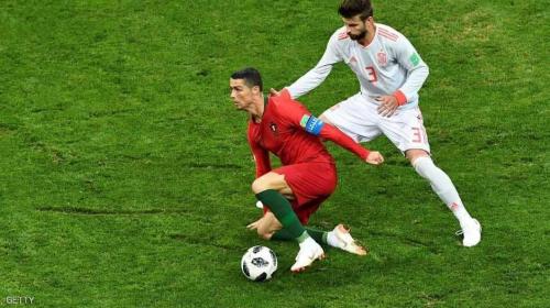 مدافع إسبانيا جيرار بيكيه ونجم البرتغال كريستيانو رونالدو