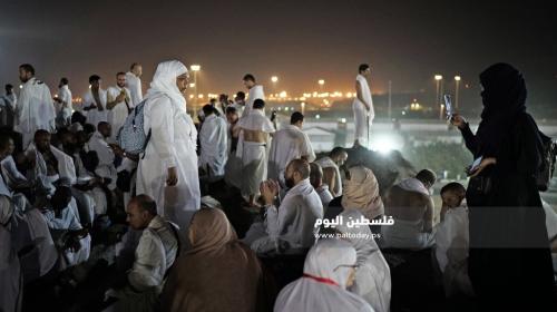 حجاج بيت الله الحرام لصعيد عرفات فجر اليوم (38535681) 