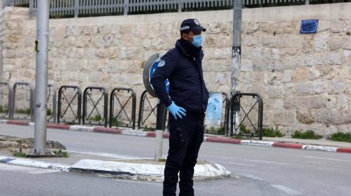 حواجز للامن الفلسطيني تفصل بين القرى والمخيمات وبين المدن في محافظة بيت لحم لمنع انتشار فيروس كورونا. (11)