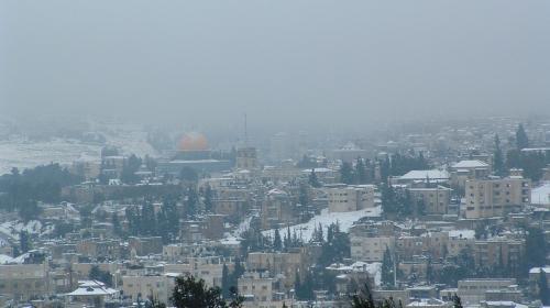 الثلوج تشل الحياة بالقدس
