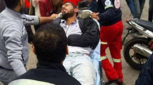 صورة أثناء نقل أحد المصابين