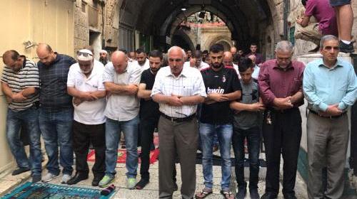 المقدسيون يواصلون صلواتهم في أقرب النقاط للمسجد الأقصى