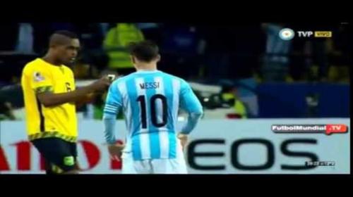 لاعب جامايكي يلتقط سيلفي مع ميسي