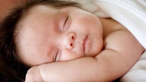 صورة طفل نائم على يده