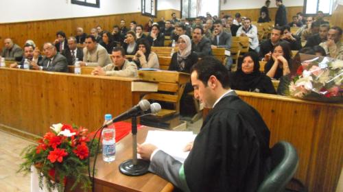 داود داود أثناء مناقشته رسالة الماجستير