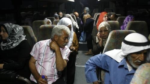 اهالي الاسرى في ظريقهم لزيارة ابنائهم الاسرى