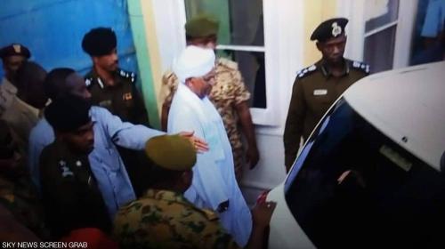 عمر البشير اثناء اقتياده إلى نيابة مكافحة الفساد "أرشيفية"