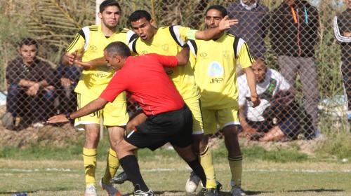 لحظة الإعتداء على حكم مباراة النصيرات وخانيونس