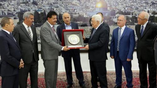 الرئيس محمود عباس أثناء استقبال بعثة الشجاعية