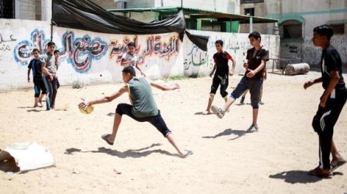 اطفال يلعبون في شوارع غزة