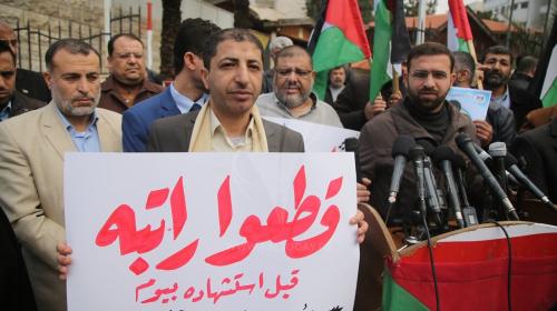 وقفة أمام مجلس الوزراء بغزة رفضاً لقطع رواتب الأسرى ‫(42992130)‬ ‫‬.JPG