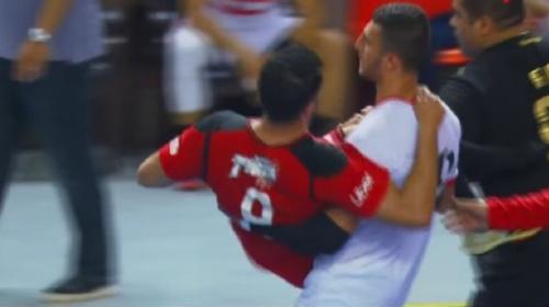 لاعب الزمالك ينقذ لاعب الأهلي