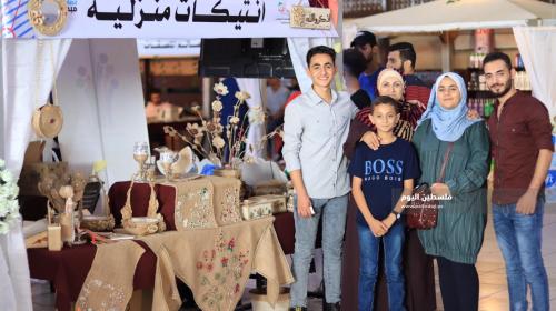 صورة خلال مشاركة العائلة في أحد المعارض