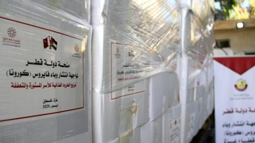 قطر تبدأ بتوريد آلاف الطرود الغذائية والصحية للعائلات المحجورة والمحتاجة بغزة