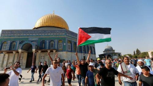 المقدسيون مكبرين عقب دخولهم الأقصى
